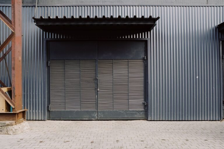 Porte d'entrée sécurisée avant renforcement par un blindage ou une porte blindée Martin Serrures