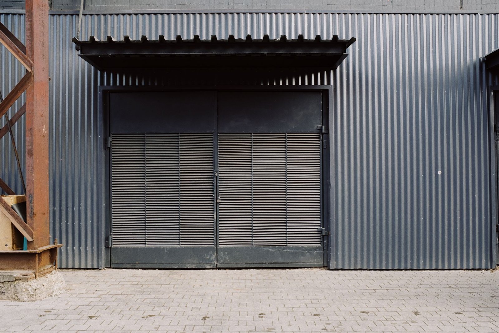 Porte d'entrée sécurisée avant renforcement par un blindage ou une porte blindée Martin Serrures