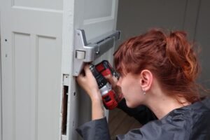 Installation professionnelle d'un verrou de porte en applique avec une perceuse-visseuse