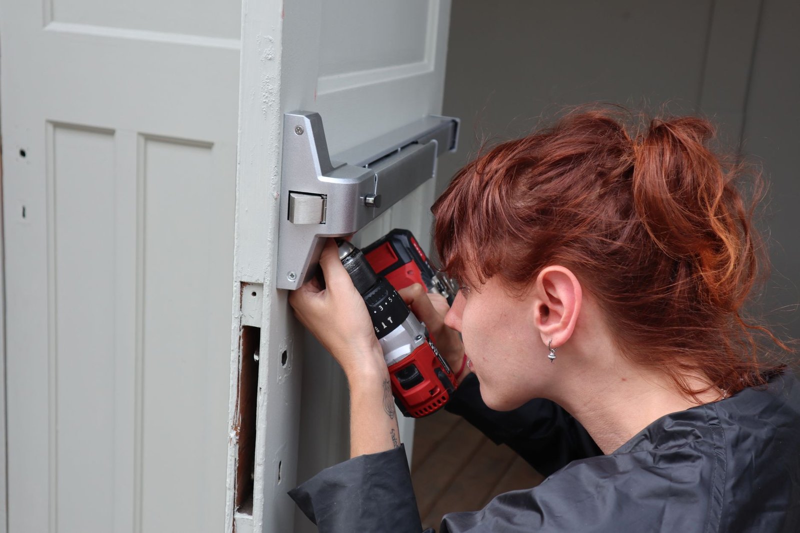 Installation professionnelle d'un verrou de porte en applique avec une perceuse-visseuse