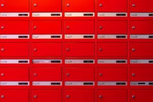 Rangée de boîtes aux lettres avec serrures à barillet, pour bien choisir sa serrure boîte aux lettres