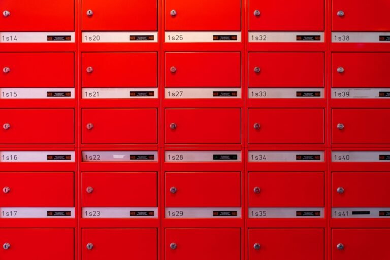 Rangée de boîtes aux lettres avec serrures à barillet, pour bien choisir sa serrure boîte aux lettres
