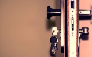 Clé bloquée dans serrure : trousseau resté engagé dans le cylindre d'une porte à serrure multipoints