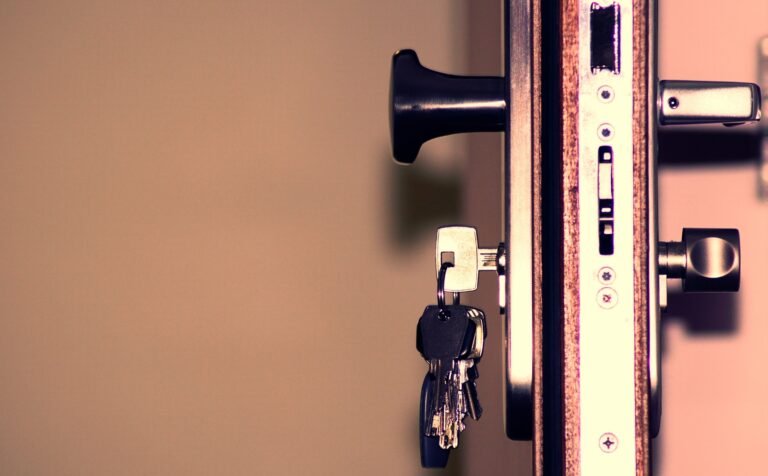 Clé bloquée dans serrure : trousseau resté engagé dans le cylindre d'une porte à serrure multipoints