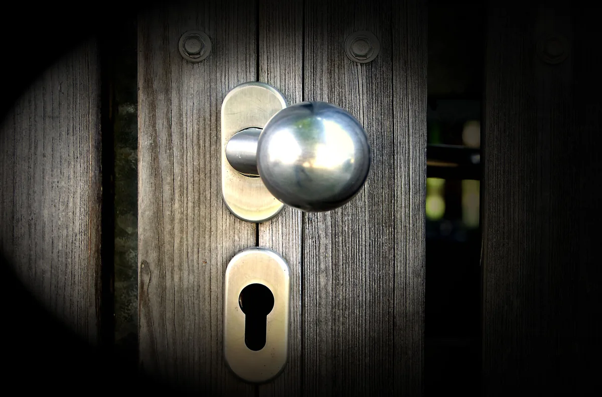 Entrée de cylindre européen sur une porte en bois, le canal dans lequel une clé peut se rompre