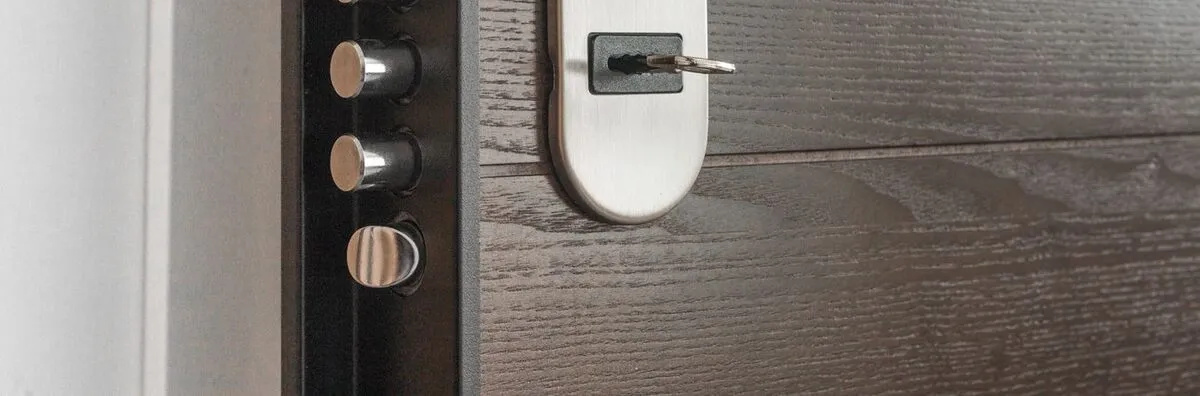 Pênes d&rsquo;une serrure multipoints et cylindre sur le chant d&rsquo;une porte blindée