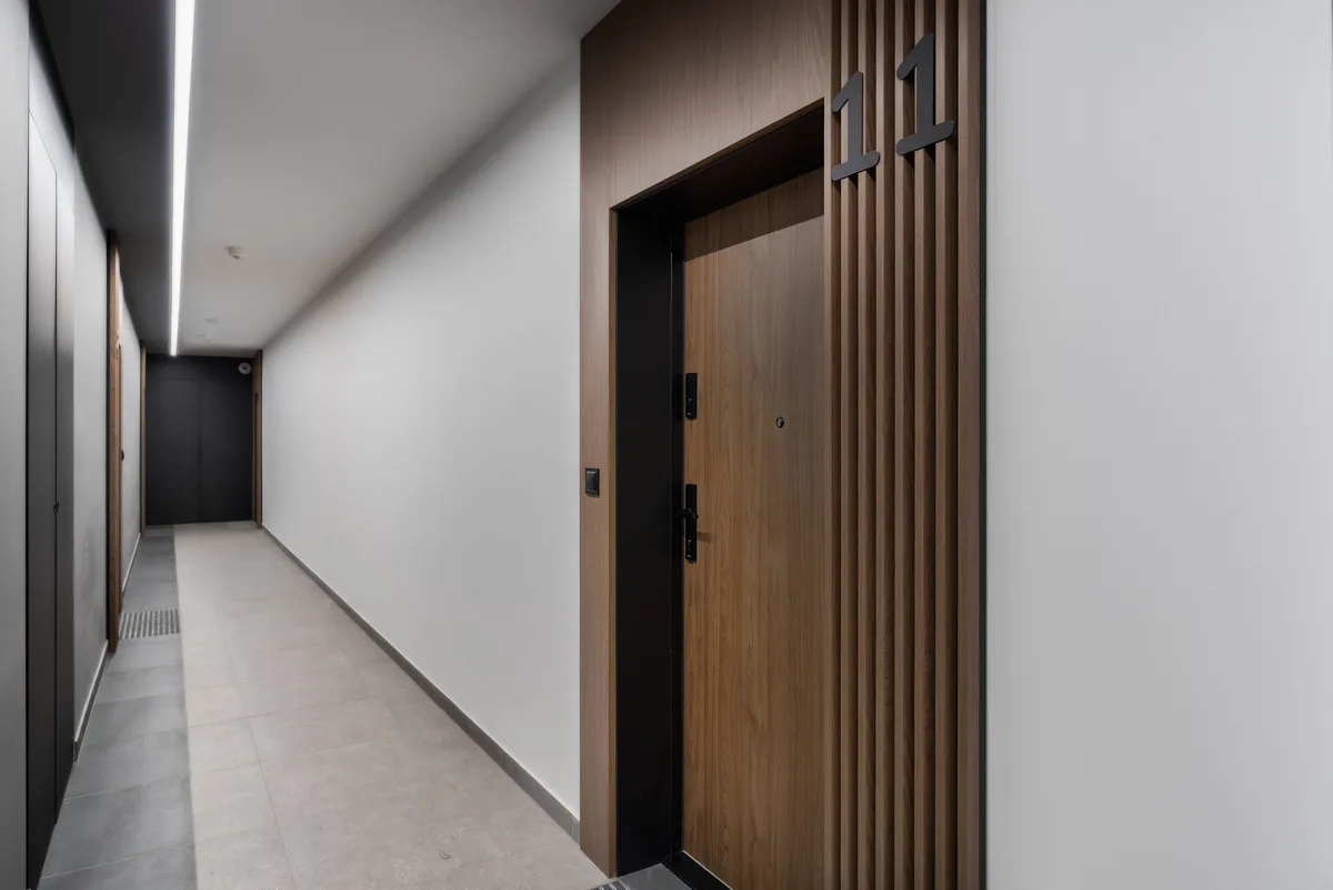 Porte d'appartement refermée sur un palier d'immeuble, situation typique d'une porte claquée