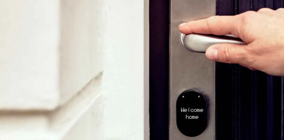 Ouverture d&rsquo;une porte équipée d&rsquo;une serrure connectée à écran intégré