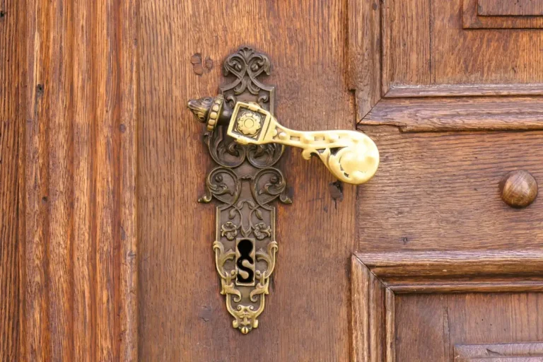 Entrée de serrure et poignée en laiton sur une porte en bois ancienne
