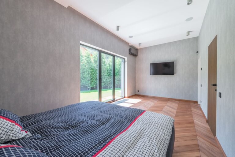 Verrou baie coulissante : baie vitrée aluminium sécurisée dans une chambre donnant sur jardin