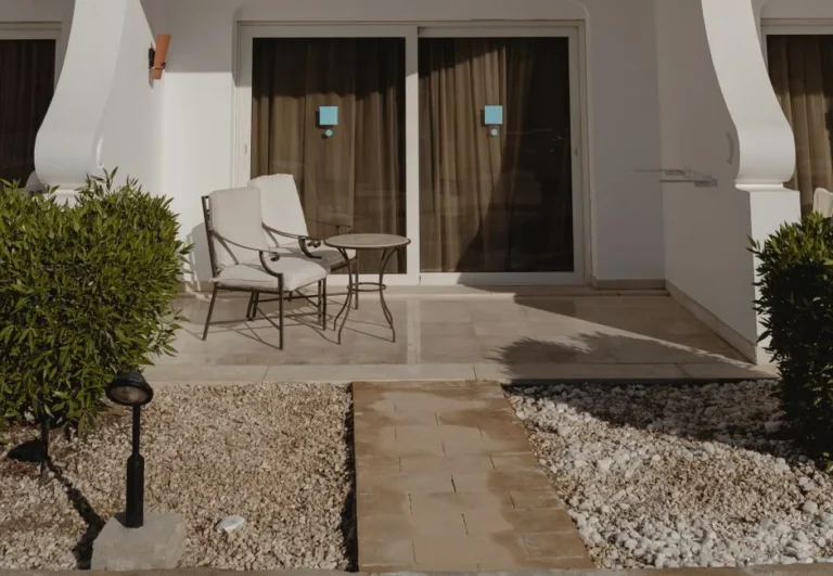 Baie vitrée coulissante avec verrou fermé sur une terrasse, exemple de porte coulissante à sécuriser